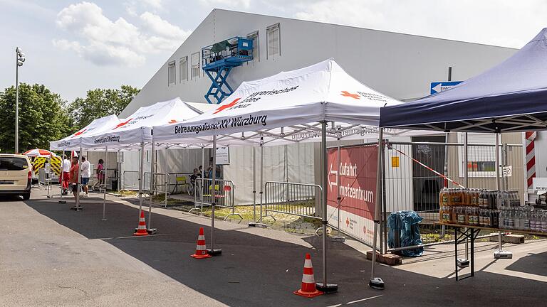 Schnelleinsatzgruppen des BRK haben am Samstag Pavillons vor dem Würzburger Impfzentrum an der Talavera aufgebaut. Sie sollen Schatten spenden, außerdem gibt es dort Getränke. Schnelleinsatzgruppen des BRK haben am Samstag Pavillons vor dem Würzburger Impfzentrum an der Talavera aufgebaut. Sie sollen Schatten spenden, außerdem gibt es dort Getränke.