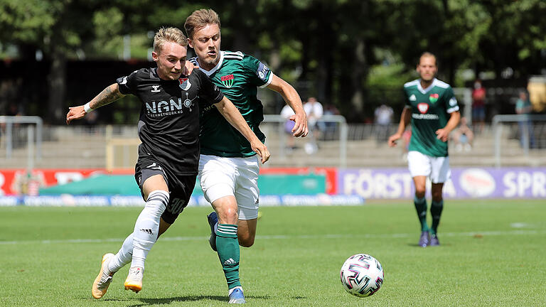 Leon Heinze (TSV Aubstadt, links) im Zweikampf mit Thomas Haas (1. FC Schweinfurt 05) Leon Heinze (TSV Aubstadt, links) im Zweikampf mit Thomas Haas (1. FC Schweinfurt 05)