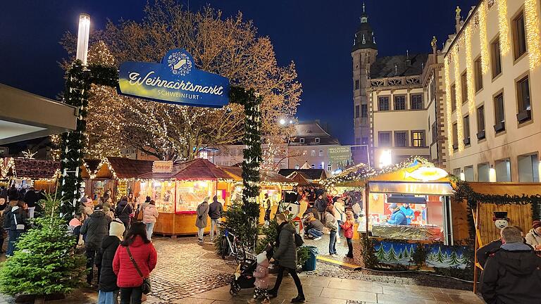 Noch bis zum 23. Dezember hat der Schweinfurter Weihnachtsmarkt geöffnet. Wie viel kosten Essen, Trinken und Fahrgeschäfte? Noch bis zum 23. Dezember hat der Schweinfurter Weihnachtsmarkt geöffnet. Wie viel kosten Essen, Trinken und Fahrgeschäfte?