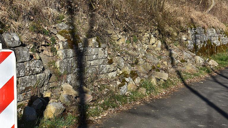 Keine Sicherheitsgefahr, aber nicht schön: die eingefallene Trockenmauer in Bieberehren am Radweg 'Liebliches Taubertal'. Keine Sicherheitsgefahr, aber nicht schön: die eingefallene Trockenmauer in Bieberehren am Radweg 'Liebliches Taubertal'.