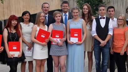 Die Honoratioren gratulierten den erfolgreichsten Absolventinnen und Absolventen der Eltmanner Wallburg-Realschule. Unser Bild zeigt (von links) Adrian Dümpert, Sofie Koch, Direktorin Manuela Küfner, Nike Kutzner, Bürgermeister Michael Ziegler, Nele Moritz, Martin Ullrich (Raiffeisenbank), Anika Vogt, Schulbeste Johanna Kröner, Jan Butterhof und Pascal Schriefer sowie Daniela Kremer (Flessabank), Jens Witthäuser (Steuerbüro) und Jasmin König (Sparkasse Ostunterfranken).