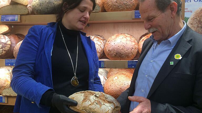 Hofpfisterei-Geschäftsführerin Nicole Stocker und Paul Knoblach beim Biobrot. Hofpfisterei-Geschäftsführerin Nicole Stocker und Paul Knoblach beim Biobrot.