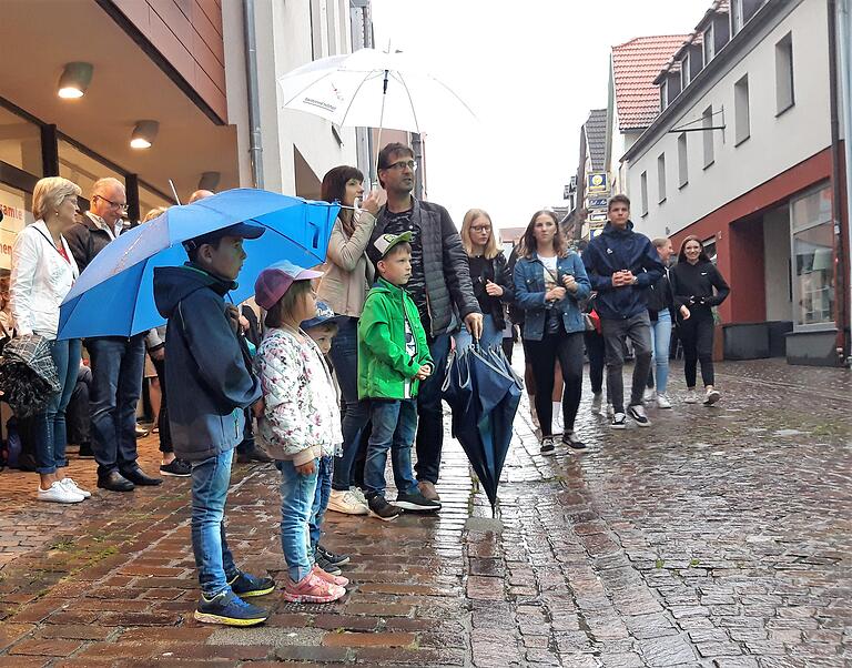 Bis gegen 21 Uhr der Regen aufhörte, kamen nur vereinzelte Besucher zum Stadtfest. Ein bunter Reigen an Schirmen dominierte die Zuschauerreihen, wie hier in der Mitteltorstraße. Bis gegen 21 Uhr der Regen aufhörte, kamen nur vereinzelte Besucher zum Stadtfest. Ein bunter Reigen an Schirmen dominierte die Zuschauerreihen, wie hier in der Mitteltorstraße.