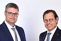 Vorstandschef Frank Hefner von der VR-Bank Schweinfurt und der im Frühjahr neu berufene Vorstand Markus Feser (links).