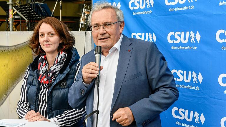 Die Schweinfurter Stadtratsfraktion der CSU Schweinfurt lud zum Sommerempfang auf die Peterstirn und zog Bilanz der letzten drei Jahre schwarz-grüner Koalition: Im Bild (von links) stellvertretende Fraktionsvorsitzende Stefanie Stockinger-von Lackum und Fraktionsvorsitzender Stefan Funk. Die Schweinfurter Stadtratsfraktion der CSU Schweinfurt lud zum Sommerempfang auf die Peterstirn und zog Bilanz der letzten drei Jahre schwarz-grüner Koalition: Im Bild (von links) stellvertretende Fraktionsvorsitzende Stefanie Stockinger-von Lackum und Fraktionsvorsitzender Stefan Funk.
