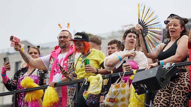 46. Berlin Pride Umzug zum Christopher Street Day - Die Veranstalter des CSD in Berlin appellieren an die Politik, den Schutz queerer Menschen ins Grundgesetz aufzunehmen. 46. Berlin Pride Umzug zum Christopher Street Day - Die Veranstalter des CSD in Berlin appellieren an die Politik, den Schutz queerer Menschen ins Grundgesetz aufzunehmen.