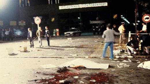 Blutlache - Mit Tüchern zugedeckte Todesopfer am Tatort des nächtlichen Anschlages auf dem Münchner Oktoberfest. Foto: Istvan Bajzat/Archiv Blutlache - Mit Tüchern zugedeckte Todesopfer am Tatort des nächtlichen Anschlages auf dem Münchner Oktoberfest. Foto: Istvan Bajzat/Archiv