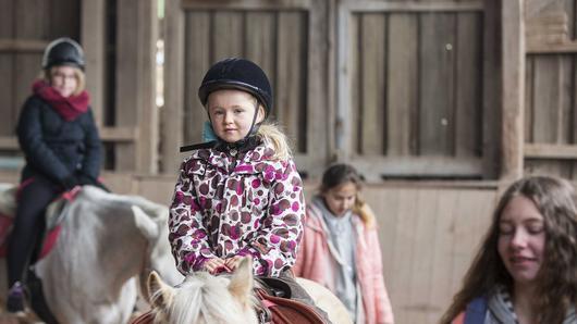 Das macht Spaß: Jule Perschke übt das Reiten. Das macht Spaß: Jule Perschke übt das Reiten.