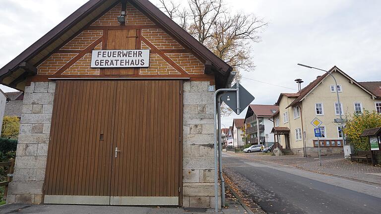 Das Feuerwehrgerätehaus in Frankenheim entspricht nicht mehr dem Stand der Zeit. Ein möglicher neuer Standort könnte die alte Schule in der Ortsmitte (im Hintergrund mit Sirene am Dach) sein. Das Feuerwehrgerätehaus in Frankenheim entspricht nicht mehr dem Stand der Zeit. Ein möglicher neuer Standort könnte die alte Schule in der Ortsmitte (im Hintergrund mit Sirene am Dach) sein.