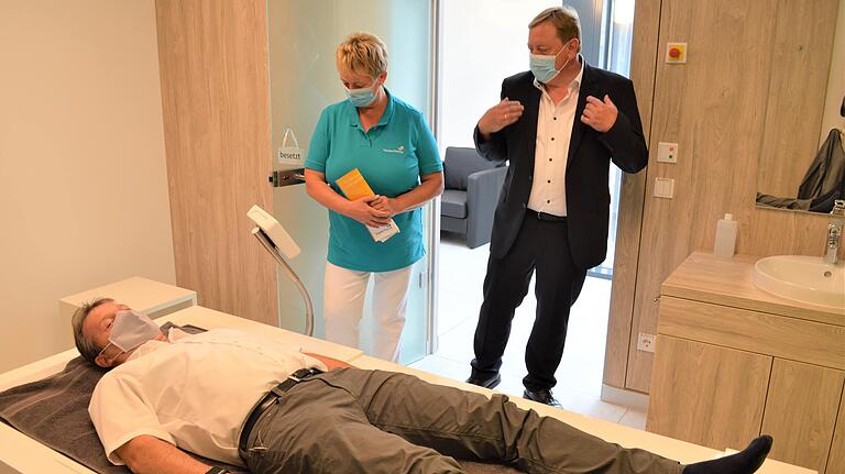 Entspannung pur: Bad Königshofens Bürgermeister Thomas Helbling testet einen Hydrojet, eine Art Wasserbett, das für eine schonende Massage sorgt. Mit im Bild Kurdirektor Werner Werner Angermüller (rechts) und Abteilungsleiterin Christa Anding. Entspannung pur: Bad Königshofens Bürgermeister Thomas Helbling testet einen Hydrojet, eine Art Wasserbett, das für eine schonende Massage sorgt. Mit im Bild Kurdirektor Werner Werner Angermüller (rechts) und Abteilungsleiterin Christa Anding.