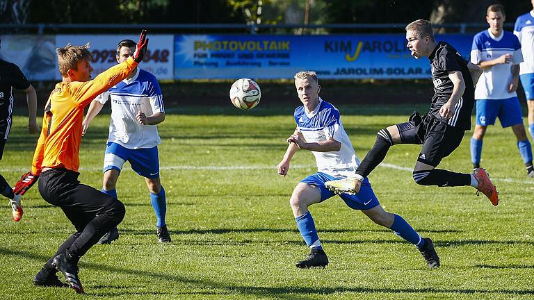 Sebastian Reisinger (rechts) erzielt das 2:0 für die TSG Estenfeld. Bütthards Torwart Mario Schwartz sowie seine beiden Mitspieler Michael Senftinger und Bastian Kemmer können das Gegentor nicht verhindern. Estenfeld gewann mit 4:1 in Bütthard. Sebastian Reisinger (rechts) erzielt das 2:0 für die TSG Estenfeld. Bütthards Torwart Mario Schwartz sowie seine beiden Mitspieler Michael Senftinger und Bastian Kemmer können das Gegentor nicht verhindern. Estenfeld gewann mit 4:1 in Bütthard.
