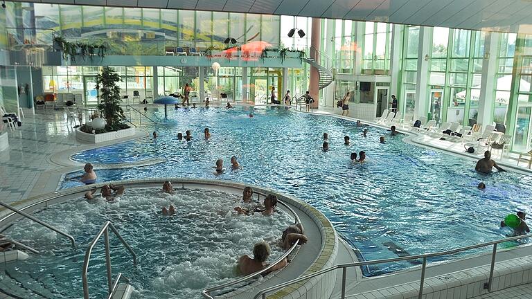 Blick in das Hallenbad der Frankentherme in Bad Königshofen (Archivfoto). Ein Großteil der benötigten Wärme liefert die Bad Königshöfer Biogasanlage an der B 279.  Ganz auf Erdgas verzichten kann man aber noch nicht.