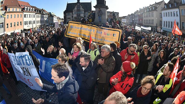 Das Bündnis 'Schweinfurt ist bunt' rief auf und mehrere tausend Bürgerinnen und Bürger beteiligten sich am 27. Januar an der Demo gegen rechts, für Demokratie und Menschenrechte. Die Redaktion fragte danach Politiker, warum sie nicht dabei waren.