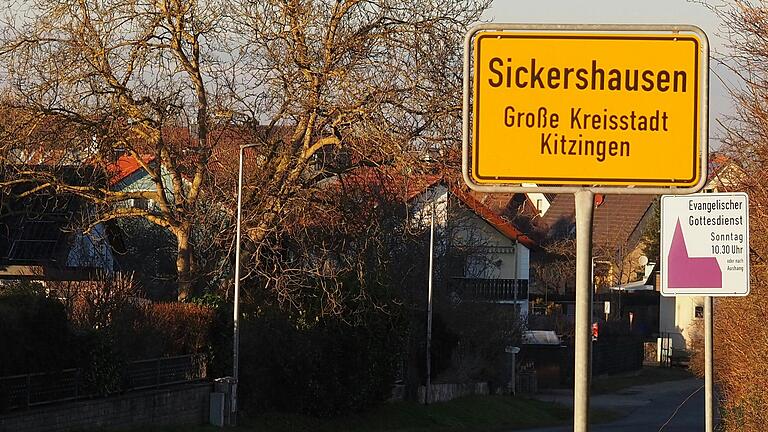 Das Ortsschild des Kitzinger Stadtteils Sickershausen, eingemeindet 1975 vor 50 Jahren.