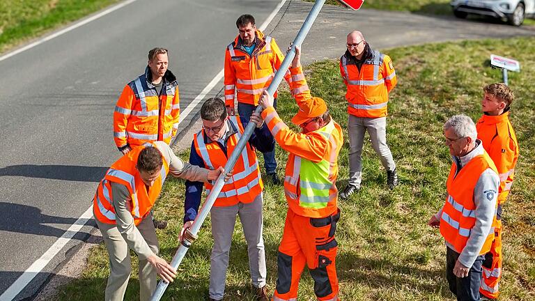  Landrat Christoph Schauder (3.v.l.) und Ahorns Bürgermeister Benjamin Czernin (l.) haben mit Mitarbeitern des Straßenbauamtes an der Landkreisgrenze bei der Kreisstraße K 2885 zwischen Schillingstadt (Gemeinde Ahorn) und Oberwittstadt (Stadt Ravenstein) die neu gestalteten Kreisgrenzschilder aufgestellt. Landrat Christoph Schauder (3.v.l.) und Ahorns Bürgermeister Benjamin Czernin (l.) haben mit Mitarbeitern des Straßenbauamtes an der Landkreisgrenze bei der Kreisstraße K 2885 zwischen Schillingstadt (Gemeinde Ahorn) und Oberwittstadt (Stadt Ravenstein) die neu gestalteten Kreisgrenzschilder aufgestellt.