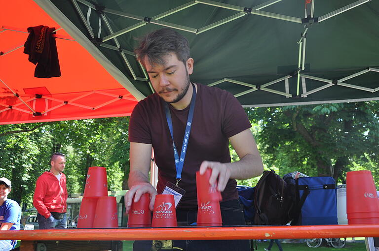 Reporter Aaron Niemeyer versucht sich beim Stacking. Reporter Aaron Niemeyer versucht sich beim Stacking.