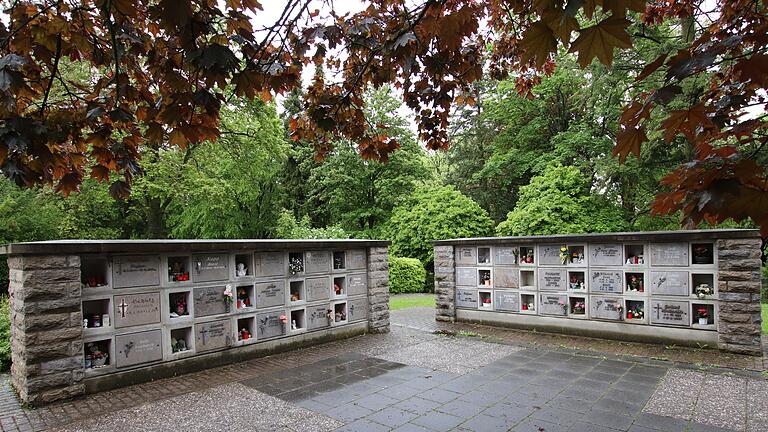 Urnenwand am Neuen Friedhof in Kitzingen Urnenwand am Neuen Friedhof in Kitzingen