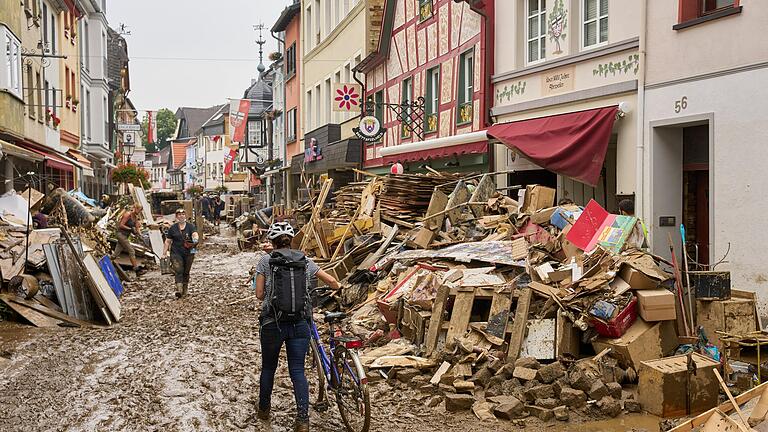 In Bad Neuenahr-Ahrweiler ist nach dem verheerenden Hochwasser Aufräumen angesagt. Auch der aus Happertshausen stammende Andy Hoh und seine Familie gehören zu den Opfern der Flutkatastrophe.