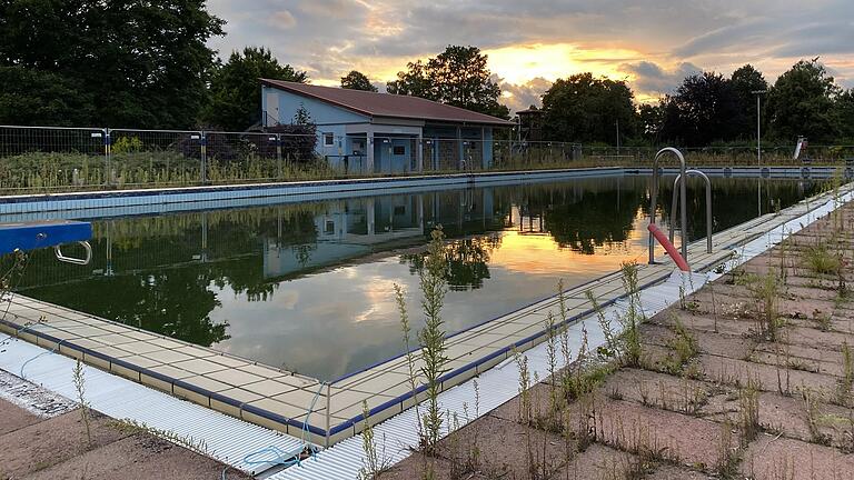 Nach wie vor wartet das Volkacher Freibad auf seine Sanierung. Diese ist beschlossene Sache, doch was seit der endgültigen Entscheidung des Stadtrates im Oktober 2020 passiert ist, ist im Bad nicht zu sehen.