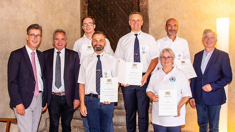 Ehrung für Einsatz im Ehrenamt bei BRK und THW (von links): Oberbürgermeister Christian Schuchardt, Bundestagsangeordneter Paul Lehrieder, Sebastian Zimmer, Thomas Redelberger, Philipp Scheuplein, Ulrike Bauer, Harald Gröger und Bundestagsabgeordneter Andrew Ullmann.&nbsp;