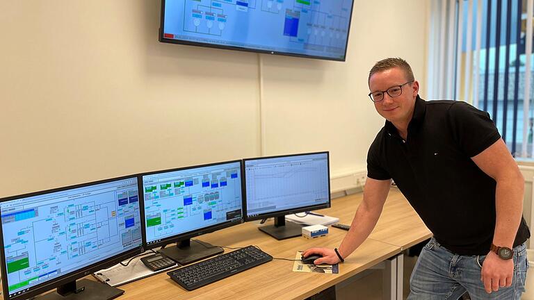Julian Dytrt hat alles im Blick: Ein Teil seiner Arbeit findet auch am Schreibtisch statt. Julian Dytrt hat alles im Blick: Ein Teil seiner Arbeit findet auch am Schreibtisch statt.