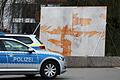 Zerstörtes Wahlplakat       -  Politiker und Politikerinnen werden immer öfter Opfer von gewalttätigen Angriffen. (Symbolbild)