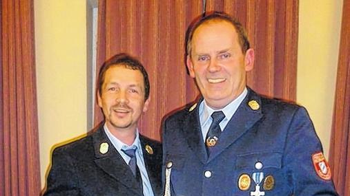 Andreas Metzger (rechts) wurde von seinem Nachfolger Christian Brauer zum Ehrenkommandanten der Hopferstädter Feuerwehr ernannt.HANNELORE GRIMM