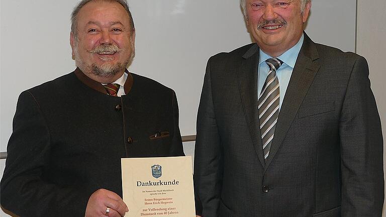 Der Jubilar Erich Hegwein freute sich über die Urkunde zum 40-jährigen Dienstjubiläum, die ihm sein Stellvertreter Herbert Biebelriether in einer Feierstunde aushändigte. Der Jubilar Erich Hegwein freute sich über die Urkunde zum 40-jährigen Dienstjubiläum, die ihm sein Stellvertreter Herbert Biebelriether in einer Feierstunde aushändigte.