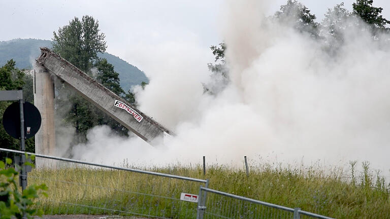 Das letzte Fahrbahnteil der alten Mainbrücke wird gesprengt. Das letzte Fahrbahnteil der alten Mainbrücke wird gesprengt.