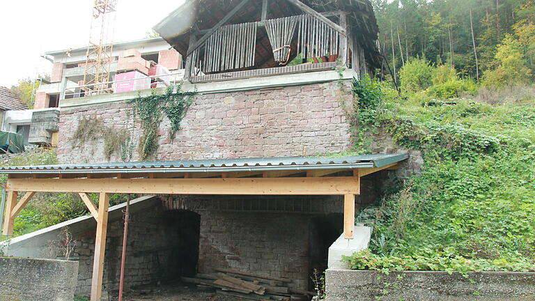 Die gemauerten Kalk-Brennöfen von Johann Baptist Broili in der Stadelhofer Straße 27 in Mühlbach existieren noch heute. Die gemauerten Kalk-Brennöfen von Johann Baptist Broili in der Stadelhofer Straße 27 in Mühlbach existieren noch heute.