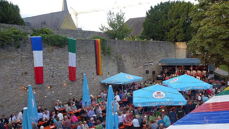 Weine und Spezialitäten aus drei Ländern genießen, gemütlich zusammensitzen und der Musik lauschen - das kann man am Wochenende beim Weinfest in Ochsenfurt.