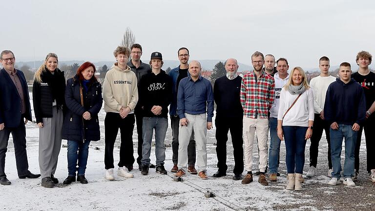 Gruppenbild zum Abschluss: Austauschschüler und -lehrer aus Finnland trafen sich am letzten Tag der Maßnahme mit Vertretern der Praktikumsbetriebe und den Lehrkräften der Jakob-Preh-Schule.