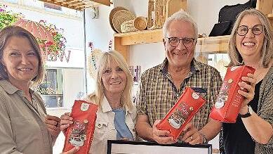 Unser Foto zeigt, von links, Martina Kirchner (Weltladen Bad Brückenau), Steffi Eiter (Festkomitee 500 Jahre Wildflecken), Gerd Kirchner (Steuerungsgruppe „Fair Trade“ des Landkreises) sowie Annette Raab (Eine-Welt-Gruppe Oberer Sinngrund).       -  Unser Foto zeigt, von links, Martina Kirchner (Weltladen Bad Brückenau), Steffi Eiter (Festkomitee 500 Jahre Wildflecken), Gerd Kirchner (Steuerungsgruppe „Fair Trade“ des Landkreises) sowie Annette Raab (Eine-Welt-Gruppe Oberer Sinngrund).