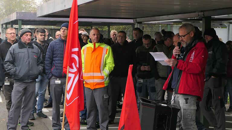 'Wir brennen für unseren Standort in Augsfeld', machte der stellvertretende Betriebsratsvorsitzende Stefan Selig (rechts) den Widerstand der Belegschaft deutlich.