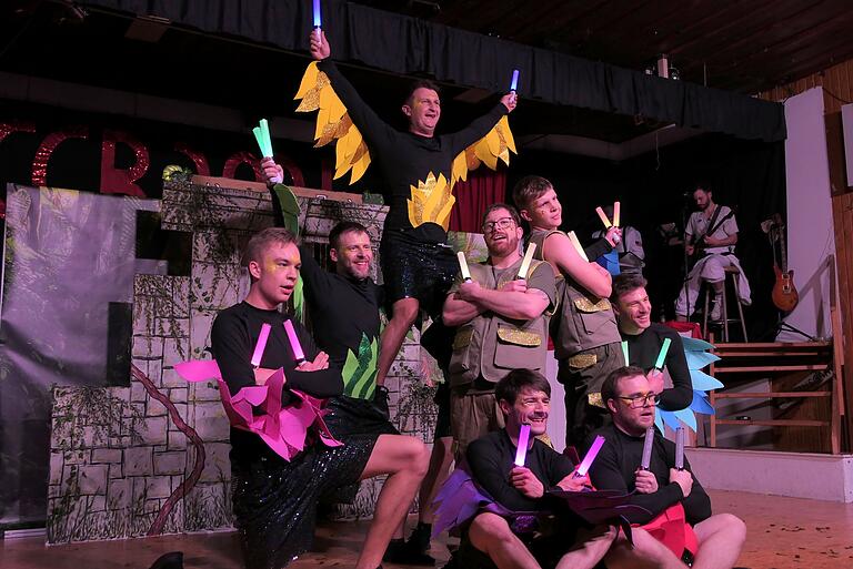 Das Männerballet entführte als bunte Paradiesvögel in den Dschungel. Das Männerballet entführte als bunte Paradiesvögel in den Dschungel.