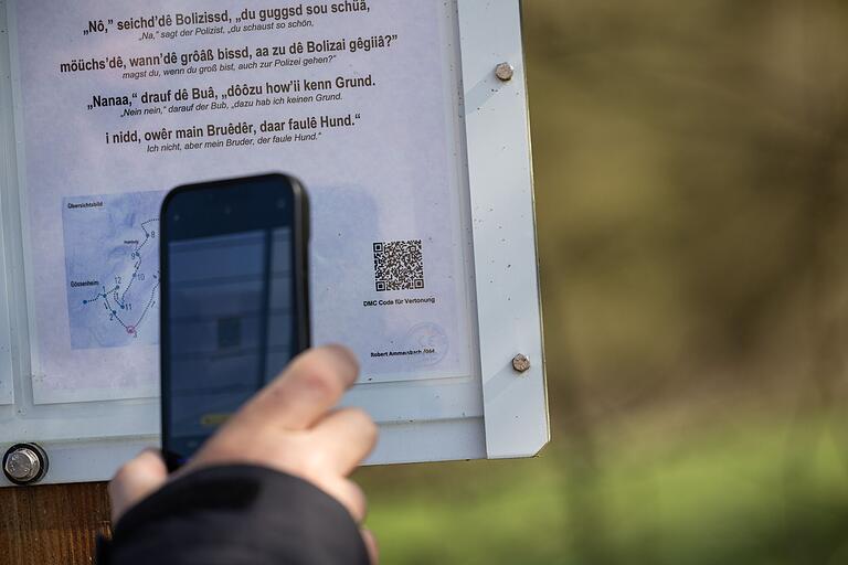 Besonders lebendig wird das Erlebnis durch DMC-Codes (ähnlich wie QR-Codes) auf den Tafeln, über die man einige Gedichte auch anhören kann. Besonders lebendig wird das Erlebnis durch DMC-Codes (ähnlich wie QR-Codes) auf den Tafeln, über die man einige Gedichte auch anhören kann.