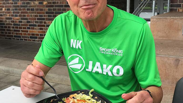 Mahlzeit: Als Torwarttrainer im Rentenalter muss man auf sich und seinen Körper achten. Für Norbert Kleider gibt's zwischen zwei Trainingseinheiten einen Salat.