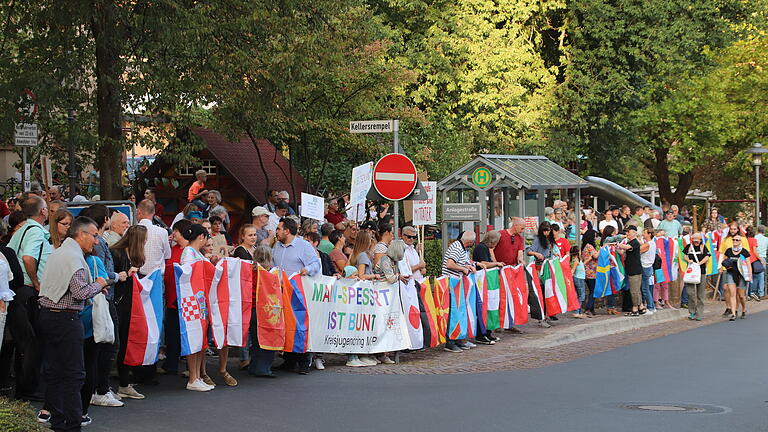 Rund 750 Menschen demonstrierten am Montagabend vor einer AfD-Wahlveranstaltung in der Alten Turnhalle: &quot;Wir sind mehr&quot;, skandierten sie und &quot;Lohr ist bunt&quot; stand auf etlichen Tafeln.