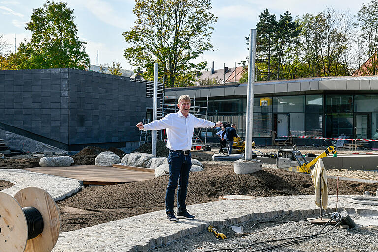 Noch nicht ganz fertig ist auch der Außenbereich des Bades, den hier Bäder-Chef Jürgen Athmer vorstellt. Im Hintergrund die neue Teichblick-Sauna.&nbsp;&nbsp;