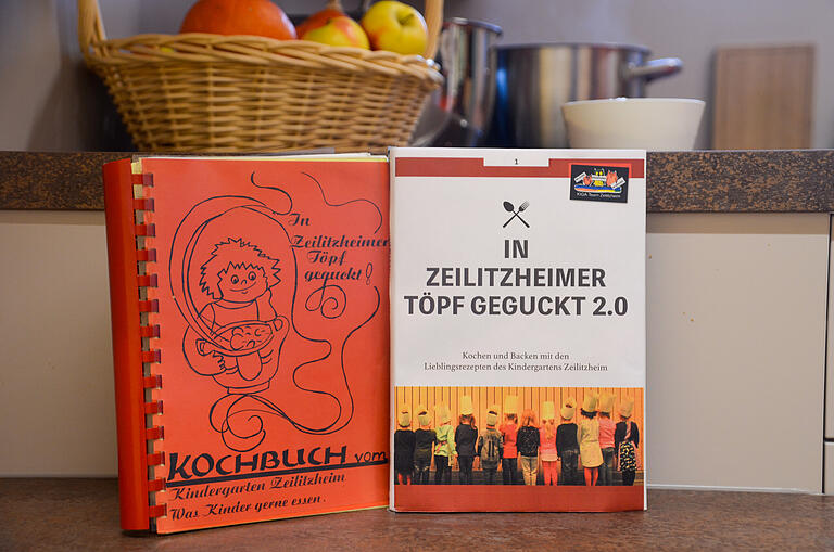 Eine Schatzkiste voller Ideen ist das neue, liebevoll gestaltete und reich bebilderte Kindergarten-Kochbuch mit dem Titel 'In Zeilitzheimer Töpf geguckt 2.0' (rechts im Bild). Vor 23 Jahren kam die erste Auflage des Buches heraus, nun gibt es eine Fortsetzung mit neuem Gewand und Inhalt. Es gibt leckere Rezepte für Salate, Suppen, Haupt- und Süßspeisen, Kuchen, Plätzchen und Brotaufstriche zu entdecken.