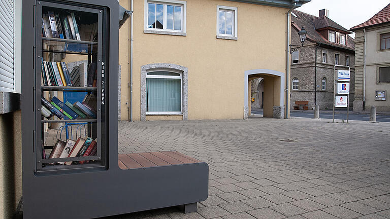 Am ersten Standort neben den Arkaden rechts war der neue Bücherschrank in Mainstockheim fast eine Stolperfalle. Der neue Standort wird zwar nicht als schön, aber immerhin unfallfrei empfunden.