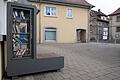 Am ersten Standort neben den Arkaden rechts war der neue Bücherschrank in Mainstockheim fast eine Stolperfalle. Der neue Standort wird zwar nicht als schön, aber immerhin unfallfrei empfunden.