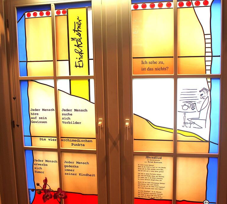 Die vier archimedischen Punkte Erich Kästners zieren ein Fenster im Raum mit dessen Bibliothek in der Steinmühle in Oberschwarzach. Die vier archimedischen Punkte Erich Kästners zieren ein Fenster im Raum mit dessen Bibliothek in der Steinmühle in Oberschwarzach.