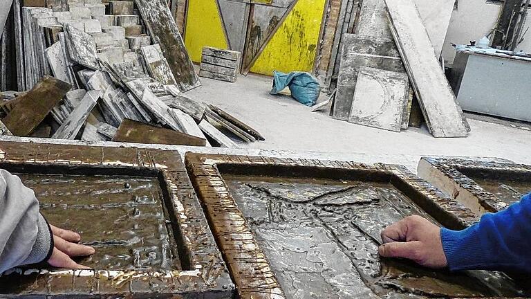 In Stara Voda/Tschechien werden zunächst die Reliefplatten und anschließend die Schneewittchenskulptur von Peter Wittstadt gegossen. Das obere Bild zeigt Wittstadt (rechts) im Gespräch mit Gießer Roman Pecher.
