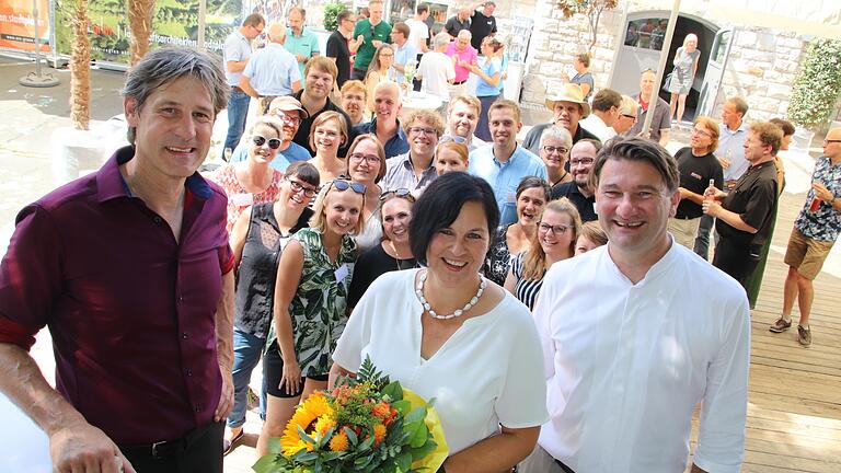 Das Kitzinger Büro für Landschafts- und Städteplanung arc.grün feierte am Freitag mit Mitarbeitern und Gästen sein 25-jähriges Bestehen. Vorne von links: die Inhaber Ralph Schäffner, Gudrun Rentsch und Thomas Wirth. Das Kitzinger Büro für Landschafts- und Städteplanung arc.grün feierte am Freitag mit Mitarbeitern und Gästen sein 25-jähriges Bestehen. Vorne von links: die Inhaber Ralph Schäffner, Gudrun Rentsch und Thomas Wirth.
