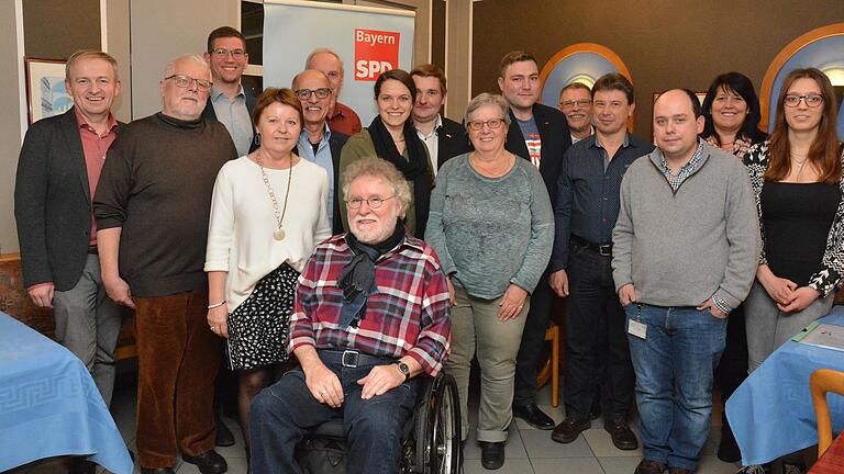 Mit einem starken Team aber ohne Bürgermeisterkandidatin Rita Rösch (Vierte von links) geht der SPD-Ortsverein Bad Neustadt in den Wahlkampf um den Stadtrat. Viel Lob für die Nominierungsliste gab es vom Landratskandidaten Thorsten Raschert (links), den Ortsvereinsvorsitzenden Jessica Detta (rechts) und Bernhard Lorz (Fünfter von rechts) sowie dem Kreisvorsitzenden René van Eckert (Mitte, hinten).