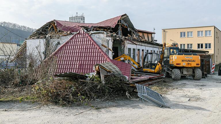 Der ehemalige Bahnhof von Zell in der Würzburger Paradiesstraße wird abgerissen.