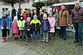 Dass der obere Marktbrunnen in Ostheim wieder in weihnachtlichem Glanz erstrahlt, dafür sorgten die örtlichen Landfrauen mit Unterstützung der Hortkinder der Kita Schobert-Haus.