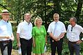Zum Thema Windkraftanlagen im Wald tauschten sich (von links) Iphofens Bürgermeister Dieter Lenzer, Wirtschaftsminister Hubert Aiwanger, Landrätin Tamara Bischof, Geiselwinds Bürgermeister Ernst Nickel und Umweltminister Thorsten Glauber im Wald bei Geiselwind aus.
