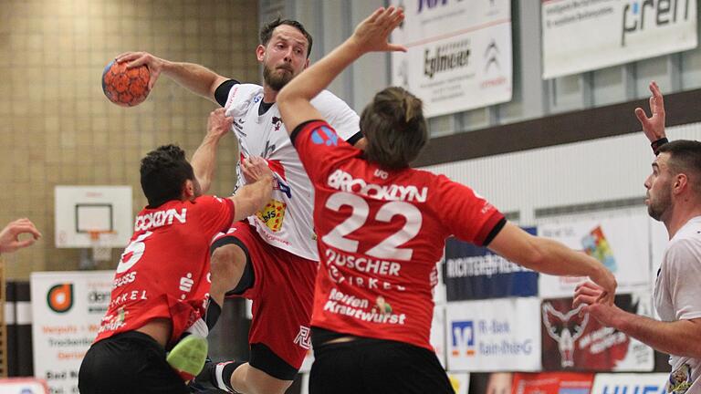 Vilim Leskovec setzt zum Wurf an und erzielt eines seiner vier Tore. Beobachtet vom herausragenden Torschützen Filip Susnjara (rechts), der beim Sieg des HSC Bad Neustadt gegen den TV Erlangen-Bruck als elffacher Torschütze glänzte. Vilim Leskovec setzt zum Wurf an und erzielt eines seiner vier Tore. Beobachtet vom herausragenden Torschützen Filip Susnjara (rechts), der beim Sieg des HSC Bad Neustadt gegen den TV Erlangen-Bruck als elffacher Torschütze glänzte.